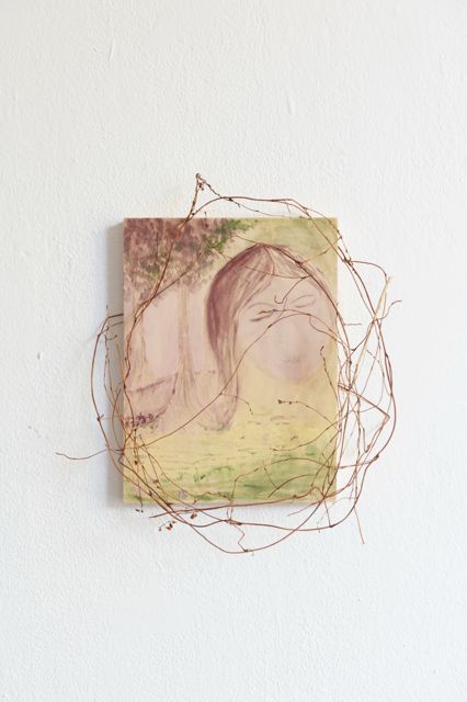 Kleines Relief in Gelb und Rosa, umwickelt mit feinem Draht