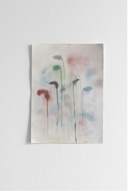 Aquarell mit hohen, zarten Blumen in Rot, Blau und Grün