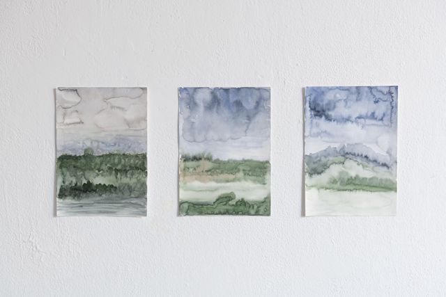 Drei kleine Landschaftsaquarelle nebeneinander an der Wand