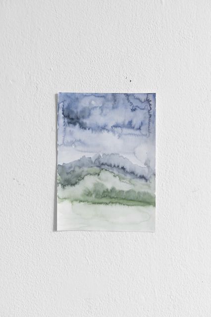Aquarell: blauer Himmel über grüner Hügellandschaft