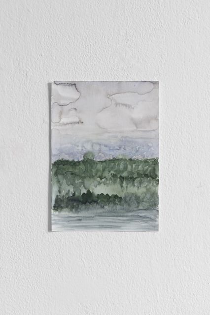 Aquarell: dunkelgrüner Waldsaum an einem See
