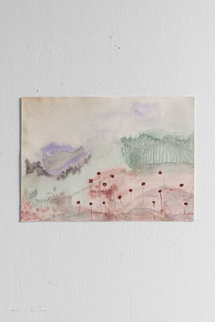 Aquarell: Wiese mit roten Blüten und violetten Hügeln