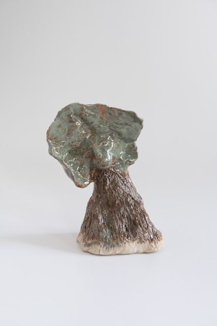 Keramischer Baum mit braunem, geritztem Stamm und grüner Krone