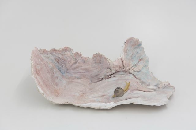 Flache, offene Tonform in Rosa und Blau